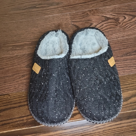 Soft bed/house Slippers - Picture 2 of 10